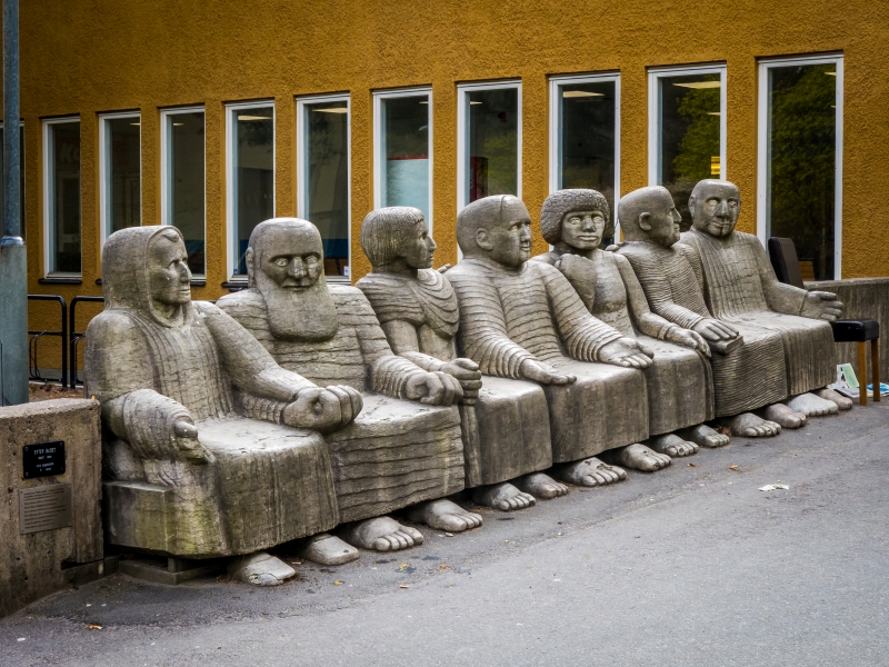 Staty utanför simhallen i Västertorp